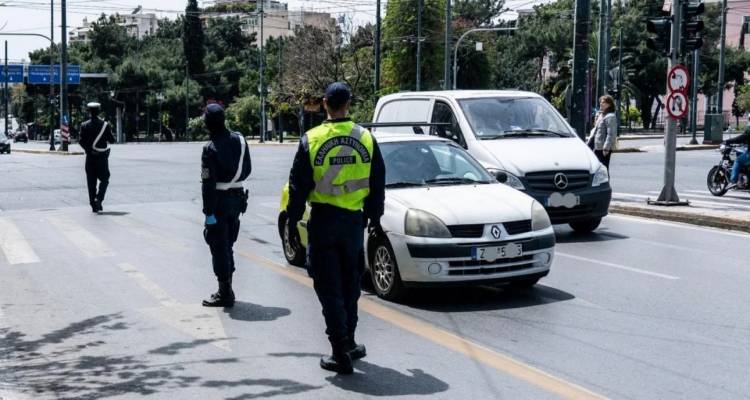 Νέος ΚΟΚ: Ποια είναι τα πρόστιμα και οι ποινές για κόκκινο, κινητό, stop, αλκοόλ, κράνος, ταχύτητα | Αναλυτικά παραδείγματα