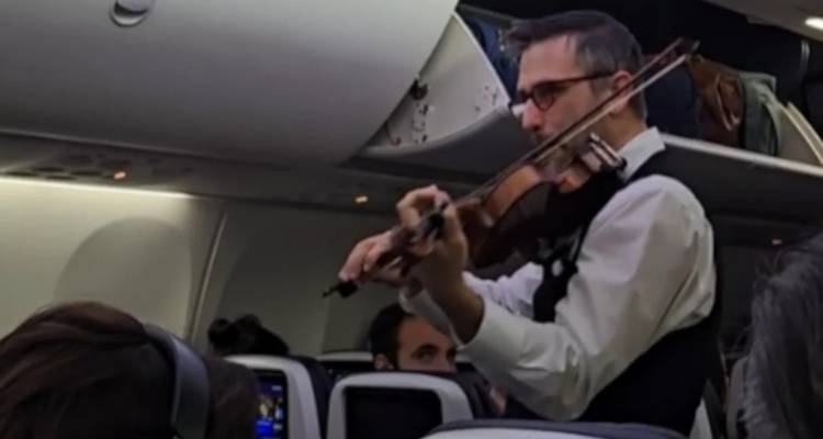 Μέλος πληρώματος αεροπλάνου έπαιζε βιολί ενώ οι επιβάτες αποβιβάζονταν -Το βίντεο δίχασε τα σόσιαλ