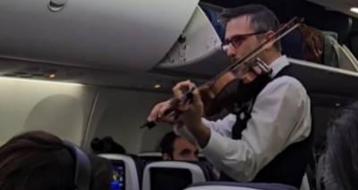 Μέλος πληρώματος αεροπλάνου έπαιζε βιολί ενώ οι επιβάτες αποβιβάζονταν -Το βίντεο δίχασε τα σόσιαλ