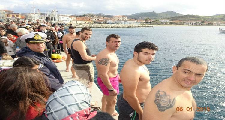 Αγιασμός των υδάτων στη Μύρινα με πολικές θερμοκρασίες (photos)