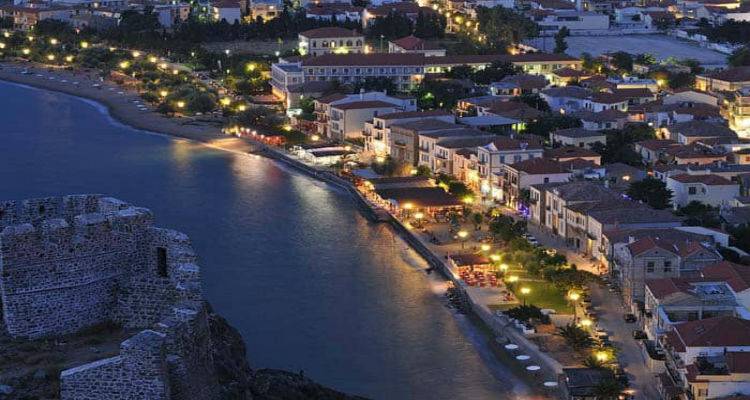 &Eta; &Lambda;ή&mu;&nu;&omicron;&sigmaf; &kappa;&alpha;&lambda;&epsilon;ί: "&Epsilon;&lambda;ά&tau;&epsilon; &nu;&alpha; &sigma;&alpha;&sigmaf; &phi;&iota;&lambda;έ&psi;&omicron;&upsilon;&mu;&epsilon;"