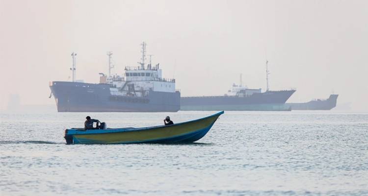 &Alpha;&pi;ό &tau;&omicron; &Omicron;&rho;&mu;&omicron;ύ&zeta; &sigma;&tau;&eta;&nu; &Epsilon;&rho;&upsilon;&theta;&rho;ά &kappa;&alpha;&iota; &tau;&eta; &Mu;&alpha;ύ&rho;&eta; &Theta;ά&lambda;&alpha;&sigma;&sigma;&alpha;: &Tau;&omicron; &laquo;&tau;&rho;ί&gamma;&omega;&nu;&omicron; &tau;&omicron;&upsilon; &Delta;&iota;ά&beta;&omicron;&lambda;&omicron;&upsilon;&raquo; &pi;&omicron;&upsilon; &alpha;&pi;&epsilon;&iota;&lambda;&epsilon;ί &tau;&eta;&nu; &pi;&alpha;&gamma;&kappa;ό&sigma;&mu;&iota;&alpha; &omicron;&iota;&kappa;&omicron;&nu;&omicron;&mu;ί&alpha;