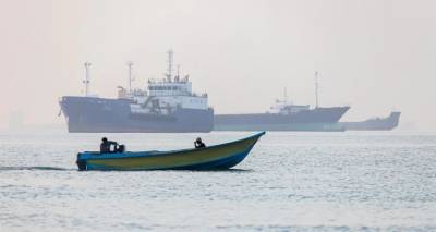 &Alpha;&pi;ό &tau;&omicron; &Omicron;&rho;&mu;&omicron;ύ&zeta; &sigma;&tau;&eta;&nu; &Epsilon;&rho;&upsilon;&theta;&rho;ά &kappa;&alpha;&iota; &tau;&eta; &Mu;&alpha;ύ&rho;&eta; &Theta;ά&lambda;&alpha;&sigma;&sigma;&alpha;: &Tau;&omicron; &laquo;&tau;&rho;ί&gamma;&omega;&nu;&omicron; &tau;&omicron;&upsilon; &Delta;&iota;ά&beta;&omicron;&lambda;&omicron;&upsilon;&raquo; &pi;&omicron;&upsilon; &alpha;&pi;&epsilon;&iota;&lambda;&epsilon;ί &tau;&eta;&nu; &pi;&alpha;&gamma;&kappa;ό&sigma;&mu;&iota;&alpha; &omicron;&iota;&kappa;&omicron;&nu;&omicron;&mu;ί&alpha;