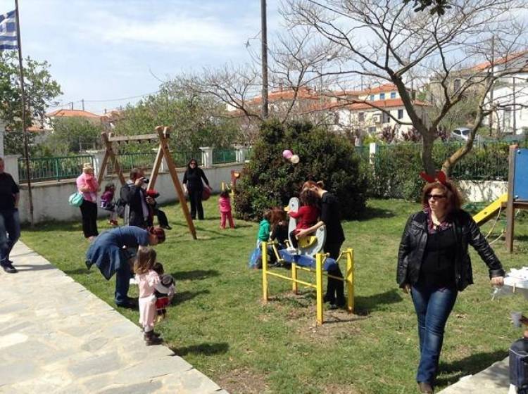 &Omicron;&iota; &epsilon;&kappa;&pi;&alpha;&iota;&delta;&epsilon;&upsilon;&tau;&iota;&kappa;&omicron;ί, &omicron;&iota; &gamma;&omicron;&nu;&epsilon;ί&sigmaf; &kappa;&alpha;&iota; &omicron;&iota; &mu;&alpha;&theta;&eta;&tau;έ&sigmaf; &tau;&omicron;&upsilon; &Epsilon;&iota;&delta;&iota;&kappa;&omicron;ύ &sigma;&chi;&omicron;&lambda;&epsilon;ί&omicron;&upsilon; &Kappa;&alpha;&lambda;&lambda;&iota;&theta;έ&alpha;&sigmaf; &epsilon;&upsilon;&chi;&alpha;&rho;&iota;&sigma;&tau;&omicron;ύ&nu;...