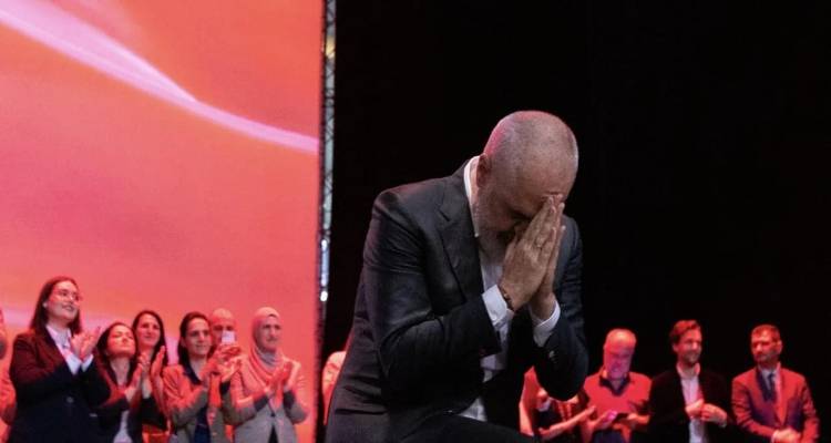 &Omicron;&iota; &alpha;&nu;&alpha;&rho;&tau;ή&sigma;&epsilon;&iota;&sigmaf; &tau;&omicron;&upsilon; Έ&nu;&tau;&iota; &Rho;ά&mu;&alpha; &mu;&epsilon;&tau;ά &tau;&eta;&nu; &omicron;&mu;&iota;&lambda;ί&alpha; &sigma;&tau;&eta;&nu; &Alpha;&theta;ή&nu;&alpha; -&laquo;&Mu;&iota;&alpha; &alpha;&xi;έ&chi;&alpha;&sigma;&tau;&eta; &alpha;&lambda;&beta;&alpha;&nu;&iota;&kappa;ή &mu;έ&rho;&alpha;&raquo;