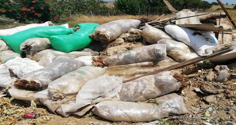 Τσιμάνδρια: Αντιαισθητικές εικόνες | Τσουβάλια με μαλλιά προβάτων πεταμένα στο… πουθενά (photos)