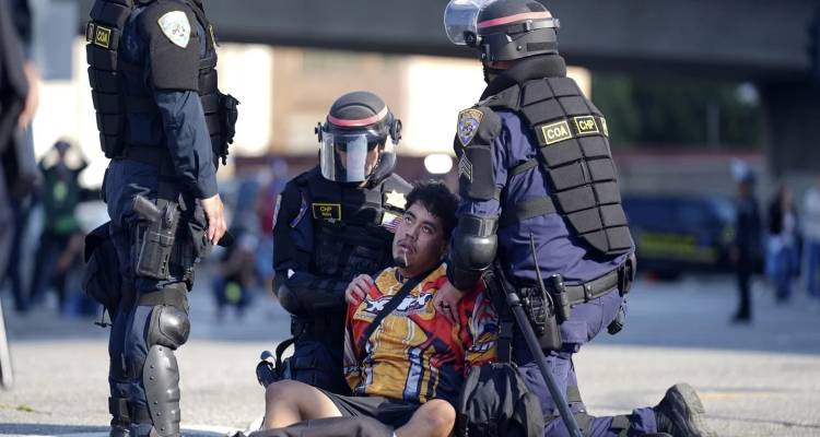 Γιατί το Λος Άντζελες πήρε «φωτιά» -Οι πολιτικές και οι κινήσεις Τραμπ που εκνεύρισαν