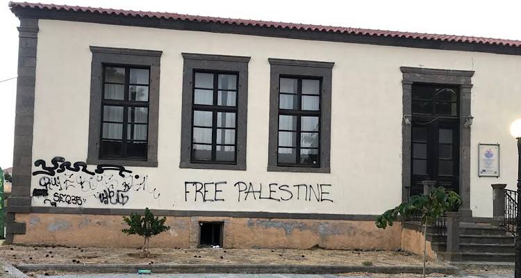 &Lambda;ή&mu;&nu;&omicron;&sigmaf;: &Beta;&alpha;&nu;&delta;&alpha;&lambda;&iota;&sigma;&mu;&omicron;ί &sigma;&tau;&omicron; &Kappa;έ&nu;&tau;&rho;&omicron; &Pi;&epsilon;&rho;&iota;&beta;&alpha;&lambda;&lambda;&omicron;&nu;&tau;&iota;&kappa;ή&sigmaf; &Epsilon;&kappa;&pi;&alpha;ί&delta;&epsilon;&upsilon;&sigma;&eta;&sigmaf; &Kappa;&alpha;&lambda;&lambda;&iota;ό&pi;&eta;&sigmaf;