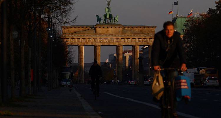 &Gamma;&epsilon;&rho;&mu;&alpha;&nu;ί&alpha;: &Sigma;&chi;έ&delta;&iota;&alpha; έ&kappa;&tau;&alpha;&kappa;&tau;&eta;&sigmaf; &alpha;&nu;ά&gamma;&kappa;&eta;&sigmaf; &sigma;&epsilon; &pi;&epsilon;&rho;ί&pi;&tau;&omega;&sigma;&eta; &mu;&pi;&lambda;&alpha;&kappa; ά&omicron;&upsilon;&tau; &ndash; &Sigma;&tau;&omicron; &tau;&rho;&alpha;&pi;έ&zeta;&iota; &kappa;&alpha;&iota; capital controls