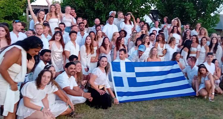 Λήμνος: 200 νέοι διαφόρων χωρών μυήθηκαν στον ελληνικό τροπο διασκέδασης στο Keros Surf Club.