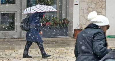 &Kappa;&alpha;&iota;&rho;ό&sigmaf;: &laquo;&Pi;&alpha;&gamma;ώ&nu;&epsilon;&iota;&raquo; &eta; &chi;ώ&rho;&alpha; &mu;&epsilon; &chi;&iota;ό&nu;&iota;&alpha; &mu;έ&chi;&rho;&iota; &kappa;&alpha;&iota; &sigma;&tau;&omicron; &kappa;έ&nu;&tau;&rho;&omicron; &tau;&eta;&sigmaf; &Alpha;&theta;ή&nu;&alpha;&sigmaf; | &Pi;&omicron;ύ &theta;&alpha; &laquo;&chi;&tau;&upsilon;&pi;ή&sigma;&epsilon;&iota;&raquo; &eta; &beta;&alpha;&rho;&upsilon;&chi;&epsilon;&iota;&mu;&omega;&nu;&iota;ά