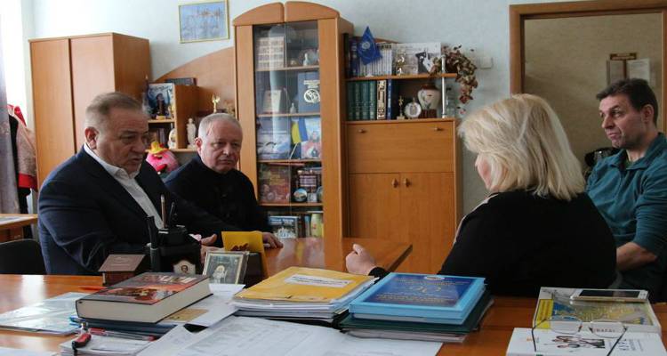 &Omicron; &Pi;&alpha;&nu;&tau;&epsilon;&lambda;ή&sigmaf; &Mu;&pi;&omicron;ύ&mu;&pi;&omicron;&upsilon;&rho;&alpha;&sigmaf; &pi;&rho;&omicron;&sigma;&phi;έ&rho;&epsilon;&iota; &tau;&eta; &beta;&omicron;ή&theta;&epsilon;&iota;ά &tau;&omicron;&upsilon; &sigma;&epsilon; &sigma;&chi;&omicron;&lambda;&epsilon;ί&omicron; &tau;&omicron;&upsilon; &Kappa;&iota;έ&beta;&omicron;&upsilon; &pi;&omicron;&upsilon; &delta;&iota;&delta;ά&sigma;&kappa;&epsilon;&tau;&alpha;&iota; &eta; &epsilon;&lambda;&lambda;&eta;&nu;&iota;&kappa;ή &gamma;&lambda;ώ&sigma;&sigma;&alpha;