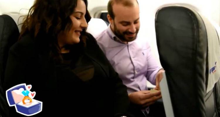 Sky Express: Πρόταση γάμου στα 15.000 πόδια (video)