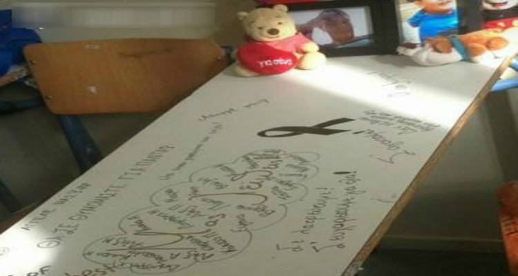 &Lambda;ή&mu;&nu;&omicron;&sigmaf;: &Sigma;&upsilon;&gamma;&kappa;&iota;&nu;&omicron;ύ&nu; &tau;&alpha; &mu;&eta;&nu;ύ&mu;&alpha;&tau;&alpha; &alpha;&gamma;ά&pi;&eta;&sigmaf; &sigma;&tau;&omicron; &theta;&rho;&alpha;&nu;ί&omicron; &tau;&omicron;&upsilon; 14&chi;&rho;&omicron;&nu;&omicron;&upsilon; &pi;&omicron;&upsilon; έ&phi;&upsilon;&gamma;&epsilon; &xi;&alpha;&phi;&nu;&iota;&kappa;ά &alpha;&pi;ό &tau;&eta; &zeta;&omega;ή (photo)