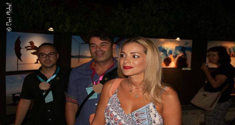 &Eta; &Nu;&alpha;&tau;ά&sigma;&sigma;&alpha; &Mu;&pi;&omicron;&phi;ί&lambda;&iota;&omicron;&upsilon; &sigma;&tau;&eta;&nu; 4&eta; &omicron;&mu;&alpha;&delta;&iota;&kappa;ή έ&kappa;&theta;&epsilon;&sigma;&eta; &tau;&eta;&sigmaf; &Phi;&omega;&tau;&omicron;&gamma;&rho;&alpha;&phi;&iota;&kappa;ή&sigmaf; &Omicron;&mu;ά&delta;&alpha;&sigmaf; &Lambda;ή&mu;&nu;&omicron;&upsilon; (photos)