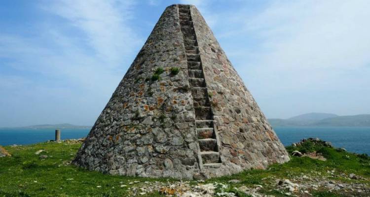 &Omicron; &mu;&upsilon;&sigma;&tau;ή&rho;&iota;&omicron;&sigmaf; &phi;ά&rho;&omicron;&sigmaf; &tau;&eta;&sigmaf; &Lambda;ή&mu;&nu;&omicron;&upsilon; &kappa;&alpha;&iota; &eta; &sigma;ύ&nu;&delta;&epsilon;&sigma;ή &tau;&omicron;&upsilon; &mu;&epsilon; &tau;&eta;&nu; &Alpha;&upsilon;&sigma;&tau;&rho;&alpha;&lambda;ί&alpha;