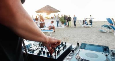 Συλλήψεις για παράνομα beach bars που στα χαρτιά ήταν... καντίνες -Η τρανταχτή περίπτωση στις Αλυκές Αναβύσσου