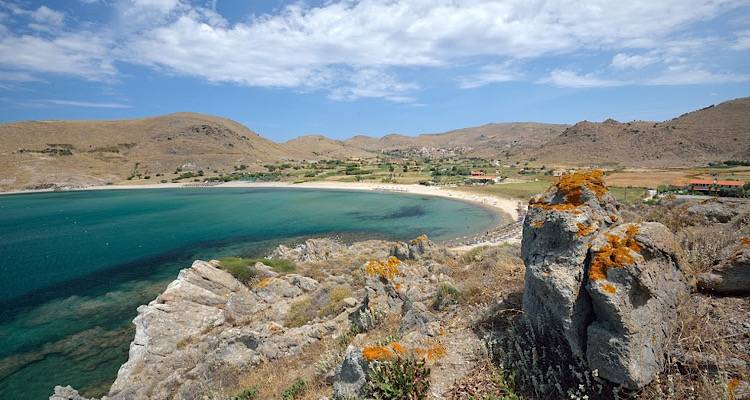 &Eta; &delta;&iota;&alpha;&sigma;ύ&nu;&delta;&epsilon;&sigma;&eta; &tau;&omega;&nu; &nu;&eta;&sigma;&iota;ώ&nu; &tau;&omicron;&upsilon; &Alpha;&iota;&gamma;&alpha;ί&omicron;&upsilon; &sigma;&epsilon; &nu;έ&alpha; &epsilon;&pi;&omicron;&chi;ή