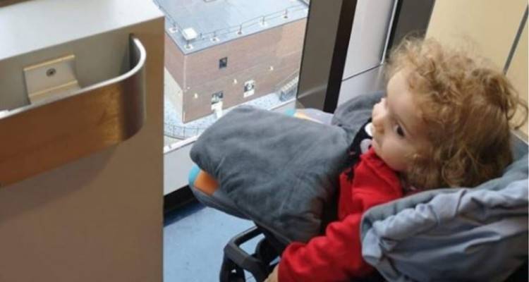 &Pi;&alpha;&nu;&alpha;&gamma;&iota;ώ&tau;&eta;&sigmaf;-&Rho;&alpha;&phi;&alpha;ή&lambda;: &laquo;&Chi;&alpha;&mu;ό&gamma;&epsilon;&lambda;&alpha;&raquo; &alpha;&pi;ό &tau;&eta; &Beta;&omicron;&sigma;&tau;ώ&nu;&eta; | &Tau;&eta;&nu; &Pi;έ&mu;&pi;&tau;&eta; &xi;&epsilon;&kappa;&iota;&nu;ά&epsilon;&iota; &eta; &theta;&epsilon;&rho;&alpha;&pi;&epsilon;ί&alpha;