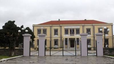 &Phi;&omega;&tau;&omicron;&pi;&omicron;ύ&lambda;&omicron;&upsilon; &kappa;&alpha;&tau;ά &Mu;&alpha;&rho;&iota;&nu;ά&kappa;&eta; &gamma;&iota;&alpha; &tau;&omicron; &Gamma;&upsilon;&mu;&nu;ά&sigma;&iota;&omicron; &Mu;ύ&rho;&iota;&nu;&alpha;&sigmaf;: &laquo;&Epsilon;&sigma;&epsilon;ί&sigmaf; &phi;&tau;&alpha;ί&tau;&epsilon;, &kappa;ύ&rho;&iota;&epsilon; &Delta;ή&mu;&alpha;&rho;&chi;&epsilon;!&raquo;