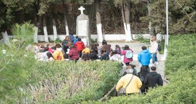 "&Sigma;&chi;&omicron;&lambda;&epsilon;ί&alpha; &tau;&eta;&sigmaf; &Lambda;ή&mu;&nu;&omicron;&upsilon;, &sigma;&pi;&epsilon;ύ&sigma;&alpha;&tau;&epsilon;!!!"
