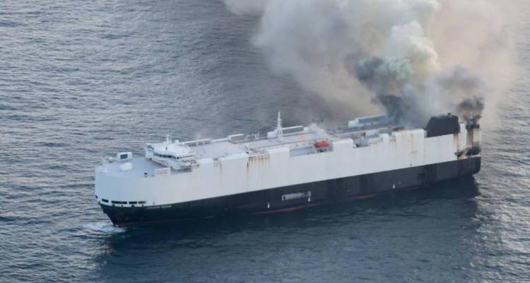 Φωτιά σε πλοίο με 3.000 αυτοκίνητα στον Ειρηνικό -Ελληνικό φορτηγό διέσωσε τους ναυτικούς