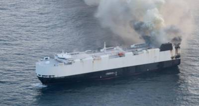 Φωτιά σε πλοίο με 3.000 αυτοκίνητα στον Ειρηνικό -Ελληνικό φορτηγό διέσωσε τους ναυτικούς