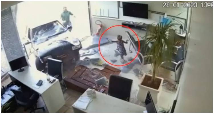 &Beta;ί&nu;&tau;&epsilon;&omicron;-&sigma;&omicron;&kappa;: &Mu;&epsilon;&theta;&upsilon;&sigma;&mu;έ&nu;&omicron;&sigmaf; &omicron;&delta;&eta;&gamma;ό&sigmaf; &pi;&alpha;&rho;έ&sigma;&upsilon;&rho;&epsilon; 5&chi;&rho;&omicron;&nu;&eta; &kappa;&alpha;&iota; &tau;&eta;&nu; &pi;έ&tau;&alpha;&xi;&epsilon; &sigma;&epsilon; &tau;&zeta;&alpha;&mu;&alpha;&rho;ί&alpha; (video)