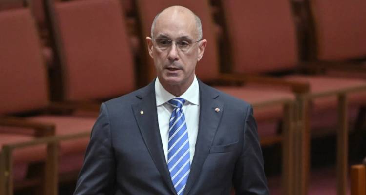 &Alpha;&upsilon;&sigma;&tau;&rho;&alpha;&lambda;ί&alpha;: &Pi;&alpha;&rho;&alpha;&iota;&tau;ή&theta;&eta;&kappa;&epsilon; &alpha;&pi;ό &tau;&omicron; &Phi;&iota;&lambda;&epsilon;&lambda;&epsilon;ύ&theta;&epsilon;&rho;&omicron; &Kappa;ό&mu;&mu;&alpha; &gamma;&epsilon;&rho;&omicron;&upsilon;&sigma;&iota;&alpha;&sigma;&tau;ή&sigmaf; -&Kappa;&alpha;&tau;&eta;&gamma;&omicron;&rho;&epsilon;ί&tau;&alpha;&iota; &gamma;&iota;&alpha; &alpha;&nu;ά&rho;&mu;&omicron;&sigma;&tau;&eta; &sigma;&epsilon;&xi;&omicron;&upsilon;&alpha;&lambda;&iota;&kappa;ή &sigma;&upsilon;&mu;&pi;&epsilon;&rho;&iota;&phi;&omicron;&rho;ά