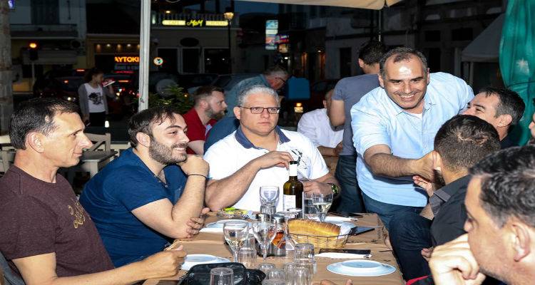 &Alpha;&pi;&omicron;&chi;&alpha;&iota;&rho;&epsilon;&tau;&iota;&sigma;&tau;ή&rho;&iota;&omicron; &delta;&epsilon;ί&pi;&nu;&omicron; &gamma;&iota;&alpha; &tau;&eta;&nu; &omicron;&iota;&kappa;&omicron;&gamma;έ&nu;&epsilon;&iota;&alpha; &tau;&omicron;&upsilon; &Eta;&phi;&alpha;ί&sigma;&tau;&omicron;&upsilon; (photos)