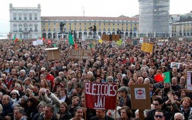 &laquo;&Nu;&alpha; &pi;&alpha;&rho;&alpha;&iota;&tau;&eta;&theta;&epsilon;ί &eta; &kappa;&upsilon;&beta;έ&rho;&nu;&eta;&sigma;&eta;&raquo;, &lambda;έ&nu;&epsilon; &omicron;&iota; &delta;&iota;&alpha;&delta;&eta;&lambda;&omega;&tau;έ&sigmaf; &sigma;&tau;&eta;&nu; &Pi;&omicron;&rho;&tau;&omicron;&gamma;&alpha;&lambda;ί&alpha;