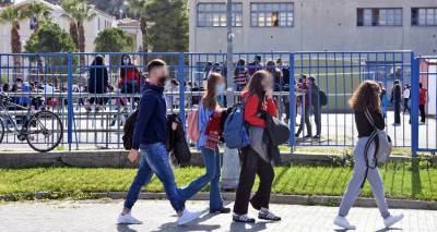 &Sigma;&chi;&omicron;&lambda;&epsilon;ί&alpha;: &Chi;&omega;&rho;ί&sigmaf; self test &eta; &epsilon;&pi;&iota;&sigma;&tau;&rho;&omicron;&phi;ή &tau;&omega;&nu; &mu;&alpha;&theta;&eta;&tau;ώ&nu; &sigma;&tau;&alpha; &theta;&rho;&alpha;&nu;ί&alpha; &mu;&epsilon;&tau;ά &tau;&omicron; &Pi;ά&sigma;&chi;&alpha;