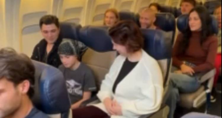 Μια συγκλονιστική στιγμή για ένα μικρό αγόρι με καρκίνο, μέσα σε ένα αεροπλάνο (video)