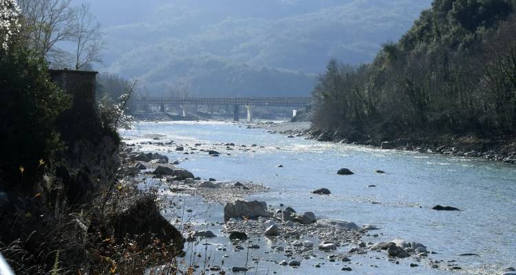 Άραχθος: Αγωνία για τα δύο παιδιά που παρασύρθηκαν από τα ορμητικά νερά -Συγκινεί ο ήρωας που τα έσωσε