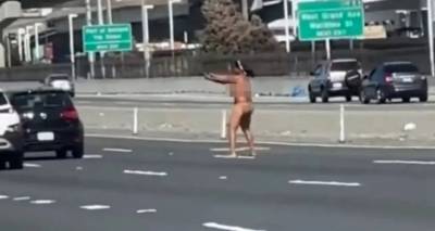 Καλιφόρνια: Γυναίκα βγήκε γυμνή από το αυτοκίνητό της και άρχισε να πυροβολεί πάνω σε γέφυρα