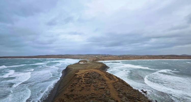 Λήμνος: Όταν ο άνεμος “σφυροκοπει” το νησί (video)