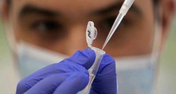 Σε έξαρση ο κορωνοϊός: 21 νεκροί και 575 εισαγωγές σε 7 ημέρες | Καλπάζουν οι μεταλλάξεις