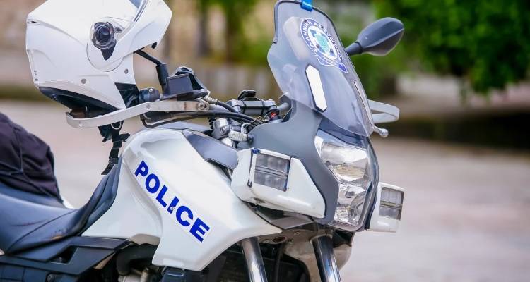 Ά&nu;&delta;&rho;&alpha;&sigmaf; &mu;&epsilon; &mu;&alpha;&chi;&alpha;ί&rho;&iota; &tau;&rho;&alpha;&upsilon;&mu;ά&tau;&iota;&sigma;&epsilon; &delta;ύ&omicron; &Alpha;&mu;&epsilon;&rho;&iota;&kappa;&alpha;&nu;&omicron;ύ&sigmaf; &tau;&omicron;&upsilon;&rho;ί&sigma;&tau;&epsilon;&sigmaf; &sigma;&tau;&eta;&nu; &Alpha;&kappa;&rho;ό&pi;&omicron;&lambda;&eta;