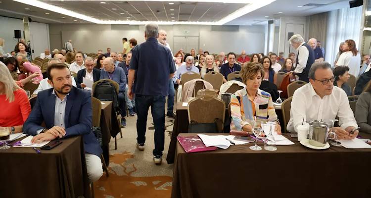 &Sigma;&Upsilon;&Rho;&Iota;&Zeta;&Alpha;: &Epsilon;&iota;&sigma;&iota;&tau;ή&rho;&iota;&omicron; &gamma;&iota;&alpha; &tau;&eta;&nu; &epsilon;&kappa;&lambda;&omicron;&gamma;ή &pi;&rho;&omicron;έ&delta;&rho;&omicron;&upsilon; &tau;&omicron; &pi;ό&theta;&epsilon;&nu; έ&sigma;&chi;&epsilon;&sigmaf; | &Eta; &pi;&rho;ό&tau;&alpha;&sigma;&eta; &Sigma;&pi;ί&rho;&tau;&zeta;&eta;, &tau;&omicron; &sigma;&upsilon;&nu;έ&delta;&rho;&iota;&omicron; &kappa;&alpha;&iota; &omicron;&iota; &alpha;&nu;&tau;&iota;&delta;&rho;ά&sigma;&epsilon;&iota;&sigmaf;