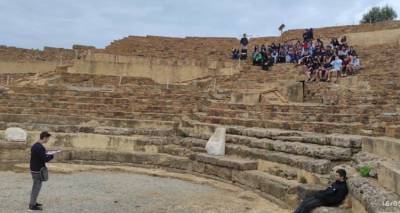 &Omicron;&iota; &mu;&alpha;&theta;&eta;&tau;έ&sigmaf; &tau;&eta;&sigmaf; &Gamma;΄ &Tau;ά&xi;&eta;&sigmaf; &tau;&omicron;&upsilon; &Gamma;&upsilon;&mu;&nu;&alpha;&sigma;ί&omicron;&upsilon; &Mu;&omicron;ύ&delta;&rho;&omicron;&upsilon; &pi;&rho;&omicron;&sigmaf; &tau;&omicron;&upsilon;&sigmaf; &sigma;&upsilon;&mu;&mu;&alpha;&theta;&eta;&tau;έ&sigmaf; &tau;&omicron;&upsilon;&sigmaf;:  &laquo;&Sigma;&alpha;&sigmaf; &pi;&alpha;&rho;&omicron;&upsilon;&sigma;&iota;ά&zeta;&omicron;&upsilon;&mu;&epsilon; &tau;&omicron; &Alpha;&rho;&chi;&alpha;ί&omicron; &theta;έ&alpha;&tau;&rho;&omicron; &tau;&eta;&sigmaf; &Eta;&phi;&alpha;&iota;&sigma;&tau;ί&alpha;&sigmaf;&raquo;