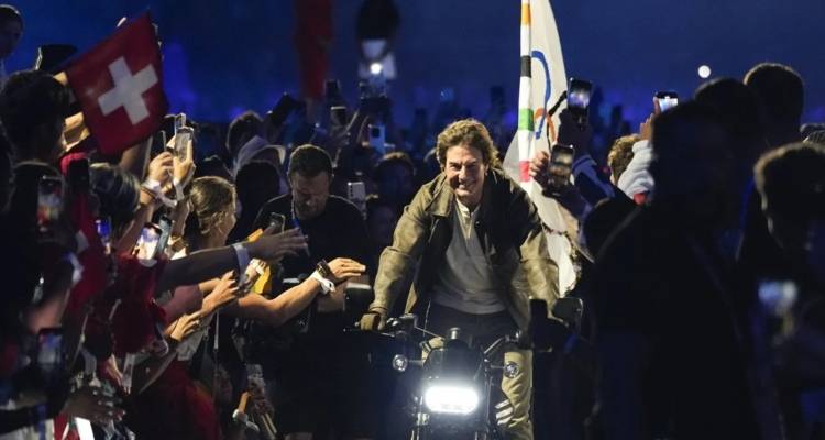 Η Αρχαία Ελλάδα έδωσε σκυτάλη στον Τομ Κρουζ: Παρίσι, Χόλιγουντ, Ολυμπιακοί Αγώνες και μια τελετή