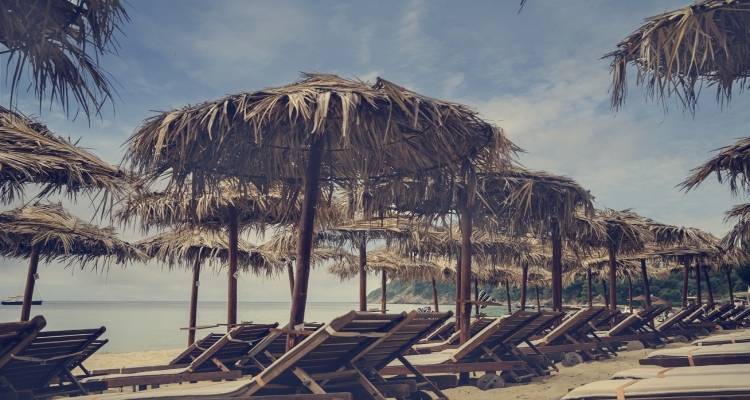 &Chi;&alpha;&lambda;&kappa;&iota;&delta;&iota;&kappa;ή: &laquo;&Delta;&epsilon;&nu; &tau;ά&iota;&zeta;&epsilon; &tau;&omicron; &pi;&alpha;&iota;&delta;ί &alpha;&lambda;&lambda;ά &tau;&omicron;&nu; &epsilon;&alpha;&upsilon;&tau;ό &tau;&eta;&sigmaf; &kappa;&alpha;&iota; &tau;&omicron;&nu; ά&nu;&delta;&rho;&alpha; &tau;&eta;&sigmaf;&raquo; &alpha;&pi;&alpha;&nu;&tau;ά &tau;&omicron; beach bar &sigma;&tau;&eta;&nu; &kappa;&alpha;&tau;&alpha;&gamma;&gamma;&epsilon;&lambda;ί&alpha; &mu;&eta;&tau;έ&rho;&alpha;&sigmaf;