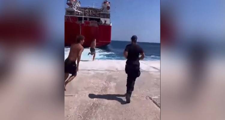 Βίντεο: Λιμενικοί κυνηγούν «απονεριστές» στη Σίκινο που πέφτουν στη θάλασσα την ώρα που φεύγει το πλοίο