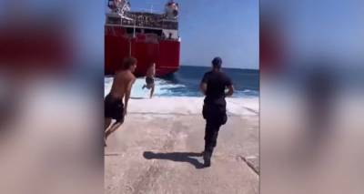 Βίντεο: Λιμενικοί κυνηγούν «απονεριστές» στη Σίκινο που πέφτουν στη θάλασσα την ώρα που φεύγει το πλοίο