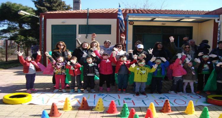 &Tau;&omicron; &Nu;&eta;&pi;&iota;&alpha;&gamma;&omega;&gamma;&epsilon;ί&omicron; &Alpha;&gamma;ί&omicron;&upsilon; &Delta;&eta;&mu;&eta;&tau;&rho;ί&omicron;&upsilon; &pi;&alpha;&rho;&omicron;&upsilon;&sigma;&iota;ά&zeta;&epsilon;&iota;: &laquo;&Omicron; &gamma;&lambda;ά&rho;&omicron;&sigmaf; &pi;&omicron;&upsilon; &kappa;ό&lambda;&lambda;&eta;&sigma;&epsilon; &sigma;&tau;&omicron; &pi;&epsilon;&tau;&rho;έ&lambda;&alpha;&iota;&omicron;&raquo;