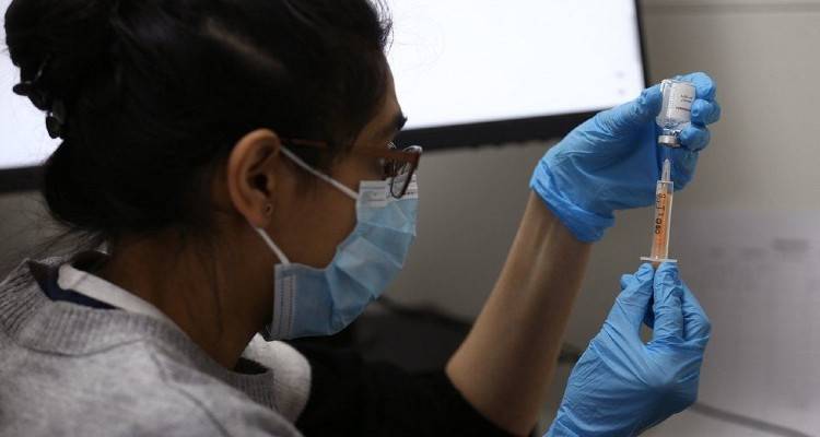 &Beta;&rho;&epsilon;&tau;&alpha;&nu;ί&alpha;- &Kappa;&omicron;&rho;&omicron;&nu;&omicron;ϊό&sigmaf;: &ldquo;Έ&chi;&epsilon;&tau;&epsilon; &pi;ί&sigma;&tau;&eta; &sigma;&tau;&omicron; &epsilon;&mu;&beta;ό&lambda;&iota;&omicron; &tau;&eta;&sigmaf; &Omicron;&xi;&phi;ό&rho;&delta;&eta;&sigmaf;&rdquo;