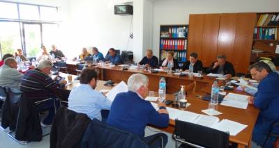 &Delta;ή&mu;&omicron;&sigmaf; &Lambda;ή&mu;&nu;&omicron;&upsilon;: &Pi;ώ&sigmaf; &delta;&iota;&alpha;&mu;&omicron;&rho;&phi;ώ&nu;&epsilon;&tau;&alpha;&iota; &tau;&omicron; &nu;έ&omicron; &delta;&eta;&mu;&omicron;&tau;&iota;&kappa;ό &sigma;&upsilon;&mu;&beta;&omicron;ύ&lambda;&iota;&omicron;;