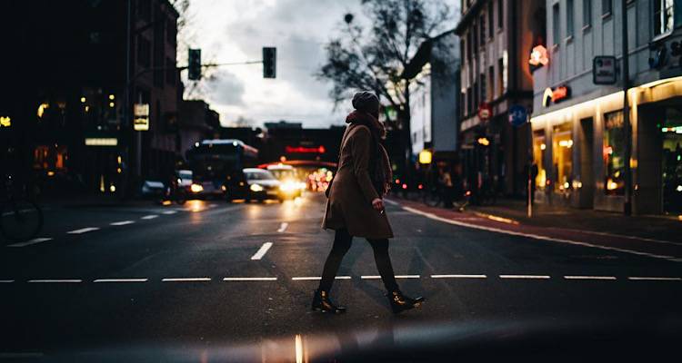 «Είσαι καλά; Πόσο μακριά είσαι;» -Μια δωρεάν τηλεφωνική γραμμή για γυναίκες που περπατούν μόνες