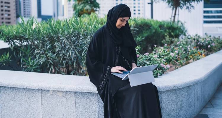 Απαγορεύτηκε στα σχολεία της Γαλλίας η μουσουλμανική αμπάγια