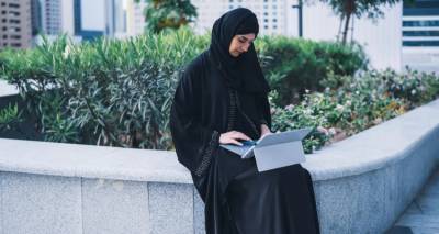 Απαγορεύτηκε στα σχολεία της Γαλλίας η μουσουλμανική αμπάγια